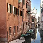 Canal View Suite In Rialto By Wonderful Italy