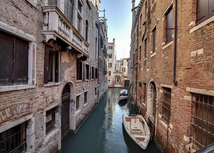 Canal view suite in Rialto